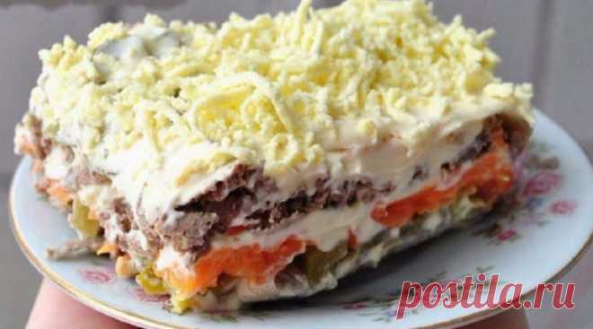 Слоенный салат с печенью и маринованными огурцами - interesno.win