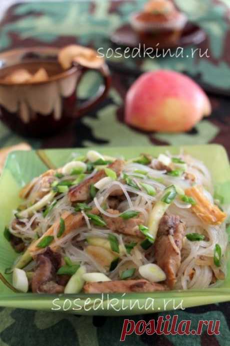 Мясо с соевой спаржей и фунчозой.

СОСТАВ:
Мясо (свинина, говядина) – 600 гр
Соус устричный – 2 ст.л.
Соевая спаржа – 150 гр
Уксус рисовый – 1 ст.л.
Соус соевый – 50 мл
Лук репчатый – 1 шт
Огурец св. – 1 шт
Фунчоза – 300 гр
Грибы – 150 гр
Лук зелёный
Сахар – 1 ч.л.