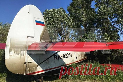 Самолет совершил аварийную посадку вблизи российской деревни. В Кировской области самолет Ан-2 совершил аварийную посадку вблизи деревни Чуваши. На борту самолета помимо пилота находились четверо парашютистов. По имеющимся данным, в результате происшествия никто не пострадал. К месту приземления самолета выехали представители экстренных служб.