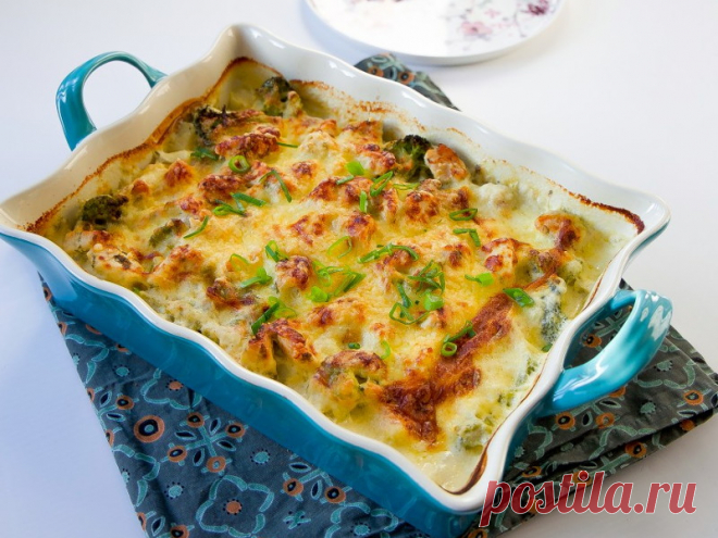 Картофельная запеканка с курицей и брокколи.
Вкуснейшее запеченное блюдо из картофеля, брокколи, курицы со сливочным соусом и сыром.