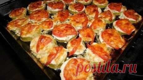 Кабачки с помидорами и сыром
Ингредиенты:
-кабачки
-помидоры
-сыр
-чеснок
-майонез (сметана)
Приготовление:
Кабачки нарезать колечками и выложить на противень, посолить.
Майонез или сметану смешать с мелко порубленным чесноком и смазать сверху кружочки кабачка.
Помидоры нарезать кружочками (у меня кабачки маленькие, а помидоры большие, поэтому я нарезала на четвертинки), выложить поверх кабачков.
Сыр натереть на мелкой терке и посыпать сверху наши овощи.
Готовить в разогре...