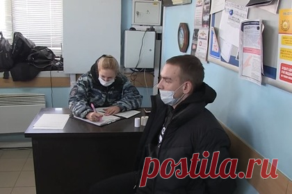 Задержан подозреваемый в убийстве девушки и ее матери 22-летний россиянин. В Волгоградской области полицейские задержали 22-летнего россиянина, подозреваемого в убийстве девушки и ее матери. После совершенного преступления в городе Ковров Владимирской области мужчина нанял такси и попросил отвезти его в Астрахань, но по дороге был задержан инспекторами ГИБДД.