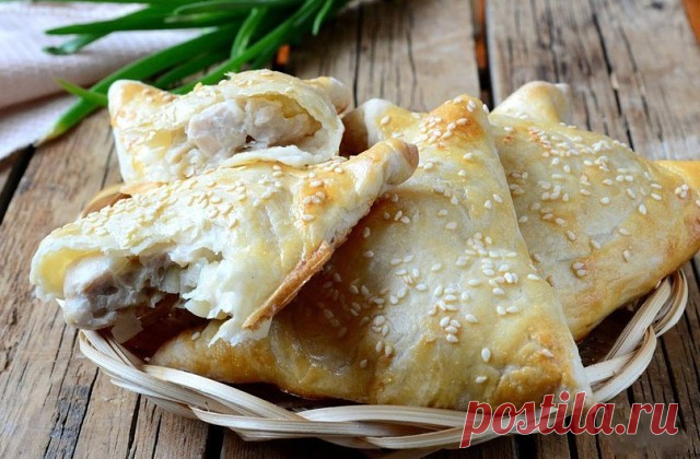 Самса 

Сохрани себе рецептик 

Ингредиенты:

Вода (холодная) — 1 стак.
Мука — 400 г
Масло сливочное — 100 г
Соль (в начинку) — по вкусу
Куриная грудка — 200 г
Лук репчатый — 1 шт.
Яйцо (для смазки) — 1 шт.
Кунжутные семечки — 1 ст. л.

Приготовление:

1. Подготовьте все необходимые ингредиенты. Все продукты для теста должны быть охлажденными.
2. Первым делом приготовьте начинку. Куриную грудку мелко порубите ножом.
3. Луковицу мелко нарежьте, смешайте с курицей, добавьте ...