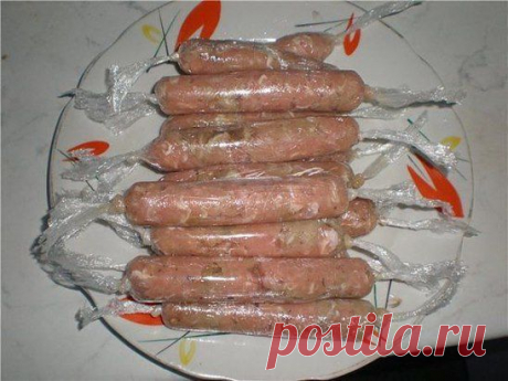 Диетические сосиски - вкуснятина и только)
Сосиски я очень люблю, но магазинные покупать стараюсь редко. А все потому, что считаю, что там перебор с жиром, крахмалом, красителем, соей, солью и некачественным мясом. Но деваться было некуда, поэтому частенько покупала в ближайшем супермаркете сосисочки.