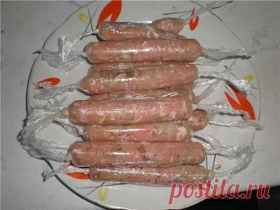 Диетические сосиски - вкуснятина и только)
Сосиски я очень люблю, но магазинные покупать стараюсь редко. А все потому, что считаю, что там перебор с жиром, крахмалом, красителем, соей, солью и некачественным мясом. Но деваться было некуда, поэтому частенько покупала в ближайшем супермаркете сосисочки.