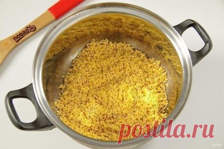 Теперь мало кто знает, что пшено лечит практически всё — от ожирения до тромбофлебита. Делимся с вами рецептами, чтобы доказать: одна упаковка пшена стоит столько же, сколько целая аптечка. И хорошо, что не в денежном эквиваленте! 

1) Лечит стенокардию 

Сердечный приступ — основная причина смерти во всём мире, а стенокардия — предвестник ишемической болезни сердца. Вот почему с «грудной жабой» нужно вести беспощадную войну. В этом лучше всех других круп помогает именно п...