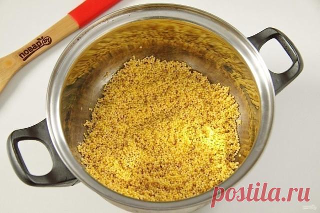 Теперь мало кто знает, что пшено лечит практически всё — от ожирения до тромбофлебита. Делимся с вами рецептами, чтобы доказать: одна упаковка пшена стоит столько же, сколько целая аптечка. И хорошо, что не в денежном эквиваленте! 

1) Лечит стенокардию 

Сердечный приступ — основная причина смерти во всём мире, а стенокардия — предвестник ишемической болезни сердца. Вот почему с «грудной жабой» нужно вести беспощадную войну. В этом лучше всех других круп помогает именно п...