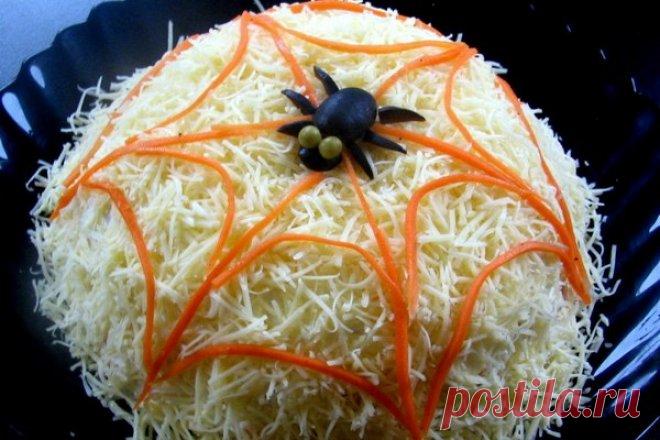 Слоеный салат «Паутинка» с курицей, рецепт — Вкусо.ру