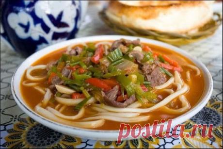 Вкусный Лагман
Ингредиенты:
800 гр длинной вермишели
700г мяса
2 крупные луковицы
2-3 моркови
томатная паста или 3-4 помидора
4-5 картофелин
4 ст. л. растительного масла
соль
черный молотый перец
укроп, петрушка, розмарин, базилик.
Приготовление:
В казане на растительном масле пассеровать до прозрачности мелко порезанный лук. Мясо порезать небольшими кубиками и обжарить с луком (мясо, после нарезания, желательно немного подсушить и обжаривать до темной корочки). 
Добавить мелко порезанную со