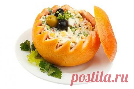 Очень красивый салат из крабового мяса и апельсинов
Ингредиенты:
Крабовое мясо — 200 г
Апельсины — 2 штуки
Яйцо — 3 штуки
Кукуруза консервированная — 1 банка
Чеснок — 1 зубчик
Майонез — по вкусу