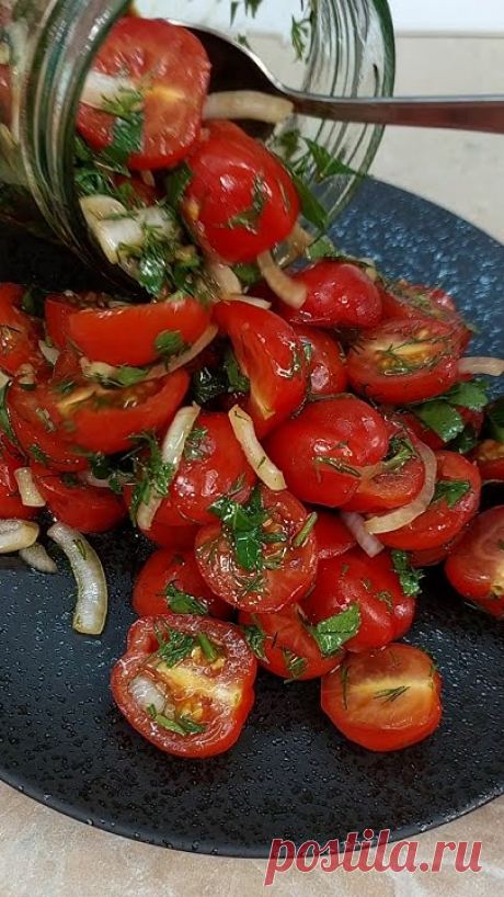 Закусочные помидоры - лёгкий салат с чесноком и зеленью, но самое главное в заправкеИнгредиенты (на банку 0.9л):- помидоры 500 г- лук репчатый 0.5 шт.- чесно...