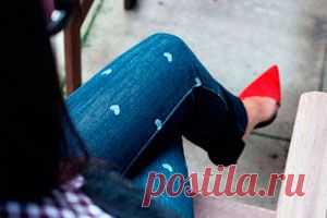 Как украсить джинсы оригинальным принтом?
