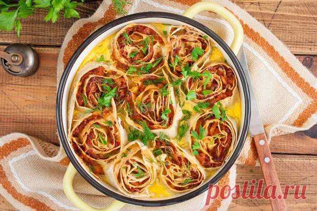 Как приготовить пироги и пирожки из лаваша: 5 вкуснейших рецептов для всей семьи - БУДЕТ ВКУСНО! - медиаплатформа МирТесен Лаваш настолько универсален, что с ним можно приготовить практически любое блюдо: от классических закусок, шаурмы и салатов до пирогов и пирожков. Ведь как говорится, всё гениальное – просто! 1. Куриный пирог Куриный пирог из лаваша. \ Фото: receptnajedlo.sk.Преимущество такого пирога заключается в