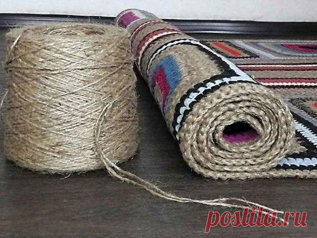 Вяжем коврик из остатков пряжи - Домоводство - медиаплатформа МирТесен Ковёр вязаный крючком, из остатков пряжи разной толщины и фактуры, такой как шерсть, акрил, хлопок, микрофибра и многое другое. Комбинированный с джутовым шпагатом. Который придаёт жёсткость и каркас, не позволяя пряже растягиваться в разных направлениях.Ковёр собран из элементов разного