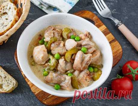 Рагу из курицы в сметане с маринованными огурцами на Вкусном Блоге Если вы еще не пробовали рагу с маринованным огурцом в составе, рекомендую срочно это исправить. Это очень вкусное повседневное блюдо – одно из лучших рагу из курицы, которые я готовила и пробовала за последнее время. Готовится оно максимально просто и быстро. На гарнир подходит практически люба крупа и картофель в…