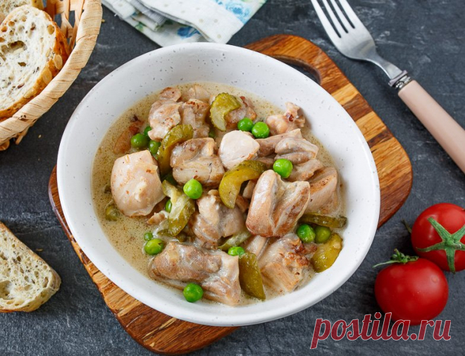 Рагу из курицы в сметане с маринованными огурцами на Вкусном Блоге Если вы еще не пробовали рагу с маринованным огурцом в составе, рекомендую срочно это исправить. Это очень вкусное повседневное блюдо – одно из лучших рагу из курицы, которые я готовила и пробовала за последнее время. Готовится оно максимально просто и быстро. На гарнир подходит практически люба крупа и картофель в…