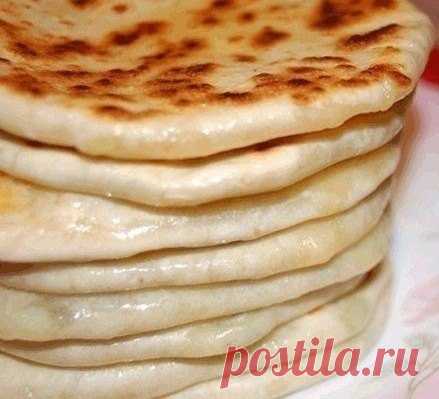 Невероятно вкусная вещь хичины с сыром и зеленью, и еще с картошкой и зеленью к ужину

Лепёшки с картошкой хорошо шли со сметаной, а вот с сыром – ели с пальцами!

Для теста:

3 стакана муки
1 стакан кефира
1 ч.л. соды
1 ч.л. соли

Приготовление:

Замешиваем тесто. В кефир добавляем соду, потом всё остальное. Хорошо отбиваем руками или об стол – это способствует тому, чтобы тесто меньше рвалось при раскатке и было эластичным. Заворачиваем в плёнку и даём отдохнуть минут 30...