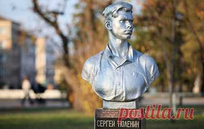 Мечта о небе и нечеловеческие пытки. Начало и героический финал жизни Сергея Тюленина. Сергей Тюленин любил животных, читал запоем, разводил голубей, по-доброму задирал девчонок, посещал почти все кружки в школе, ему было интересно абсолютно все. Но больше всего он мечтал стать летчиком, дважды поступал в летное училище и обязательно добился бы своего… Но 22 июня 1941 года всем юношеским мечтам пришел конец. Он не дожил до 18, но его помнят до сих пор, хотя со дня его рождения прошло уже 100…