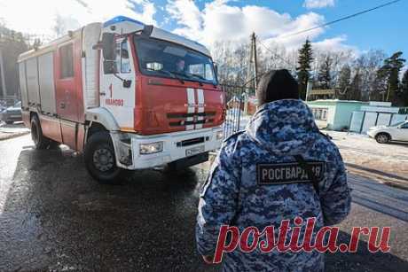 Раскрыты детали последнего доклада экипажа Ил-76, упавшего под Иваново. О чем говорили пилоты?. Детали последнего доклада потерпевшего крушение в Ивановской области военно-транспортного самолета Ил-76 о чрезвычайном происшествии (ЧП) раскрыл источник Shot. Стало известно, что пилоты сообщали о возгорании четвертого двигателя и вылетающих из него лопатках, повреждающих систему.