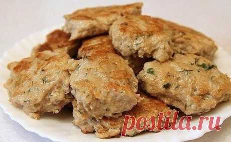 САМЫЕ ВКУСНЫЕ В МИРЕ КОТЛЕТЫ 

Ингредиенты: 

-Фарш из индейки или курицы (я готовлю из индейки) - 800 граммов; 
-Манная крупа - 4 столовые ложки; 
-Сметана - 2 столовые ложки; 
-Яйцо - 1 штука; 
-Петрушка, укроп - 3-4 былинки; 
-Сахарный песок - 2 чайные ложки; 
-Горчица - 2 чайные ложки; 
-Соль, специи - по вкусу. 

Приготовление: 

1. Фарш, манку, сметану, яйцо, горчицу, сахар, соль и специи кладем в одну миску. Мелко-мелко режем зелень, добавляем туда же и тщательно пе...