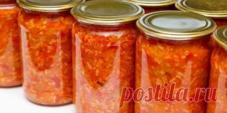 САЛАТ "ЗАВТРАК ТУРИСТА" с рисом на зиму 
Народный рецепт на все времена, зимой идет на ура. Попробуйте . 
Ингредиенты: 
1 кг спелых томатов; 
0,4-0,5 кг сладкого болгарского перца; 0,5 кг репчатого лука; 
0,5 кг моркови; 
1 стакан риса; 
180-200 мл масла подсолнечного; 
1 ложка столовая соли; 
2-2,5 столовые ложки сахара; 
80-100 мл 9% уксуса. 
Такое количество продуктов необходимо для приготовления 4 банок салата по 750 мл 
Первым делом необходимо помыть все овощи. 
Морковь натирают на крупн