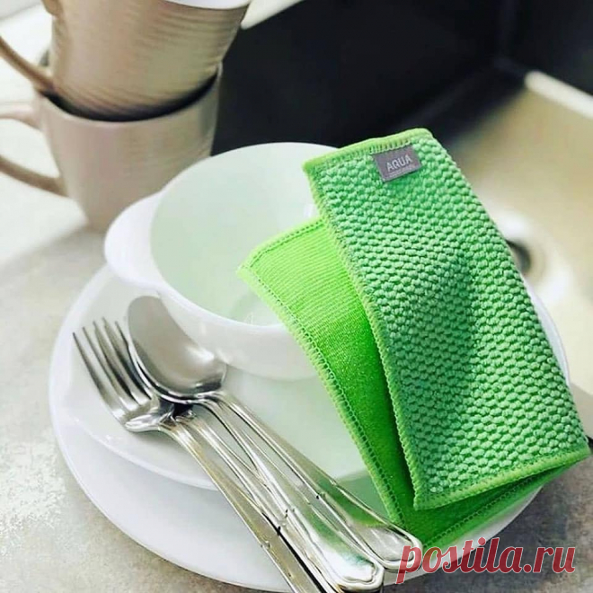 С этой салфетки чаще всего и начинается знакомство с продукцией Greenway.
Да, с салфетки за 231 рубль)
Все мы знаем, о вреде моющих средств, и часто , сознательно и нет, полоскаем посуду по ненормальному количеству раз, дабы наверняка, смыть весь порошок с посуды.
Так вот. Салфетка Greenway отмывает посуду без моющих средств. Вообще без них. 🧐 Как она работает?
Секрет в специальном микроволокне, которое разработали японские учёные, из ультратонких нитей.