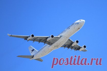 Вылетевший в Казань самолет дважды вернули назад. Рейс авиакомпании Utair дважды не смог приземлиться в Казани из-за погодных условий. В первый раз самолет долетел до аэропорта назначения, около часа кружил над городом, а потом вернулся в Уфу. Во время второго полета в Казани была очередь на посадку воздушных судов из-за снега и низовой метели.