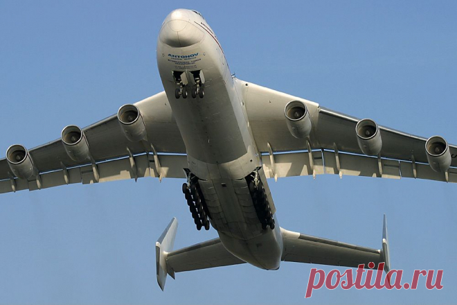 Ан-225 «Мрия»
Ан-225 «Мрия» (по украински мрія — мечта) (по кодификации НАТО обозначен: Cossack — «Казак») — уникальный транспортный самолёт сверхбольшой грузоподъёмности. Самолет Ан-225 разработан ОКБ им. О.К.Антонова. Руководителем проекта был Толмачев Виктор Ильич.