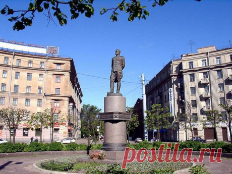 Памятник маршалу Л. А. Говорову в Санкт-Петербурге
«Упрись, как Говоров», - советовал своим подчиненным маршал Жуков, и в этих словах была заключена высокая оценка полководца. Памятник Говорову появился в Санкт-Петербурге 25 января 1999 года.