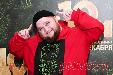 Названа предварительная причина смерти «Пухляша из клипа Little Big». Танцор, актер и участник шоу «Танцы» на ТНТ Дмитрий Красилов, ставший известным после съемок в клипе группы Little Big на песню Uno, мог скончаться от сердечной недостаточности. Предварительную причину смерти артиста назвал в понедельник, 18 декабря, источник ТАСС. Артисту стало плохо накануне, когда он вернулся домой.