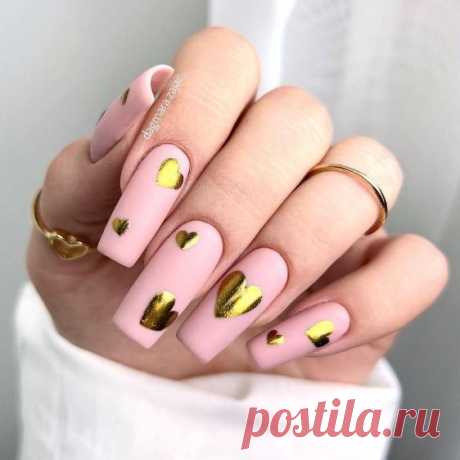 Матовые длинные ногти с сердечками