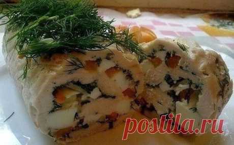 Рулет из курицы с овощами! 
 
Этот рулет - настоящая находка для тех, кто ценит сочетание сочного куриного филе с ароматными овощами. Для приготовления возьмите куриное филе, помидоры, морковь, яйца, чеснок, свежую зелень и любимые приправы. 
 
Шаг 1: Отбейте куриное филе, посыпьте его нарезанными овощами, добавьте размешанное яйцо и измельченный чеснок. Посыпьте всё свежей зеленью и приправами по вкусу. 
 
Шаг 2: Заверните начинку в рулет, аккуратно закрепите концы, чтобы...