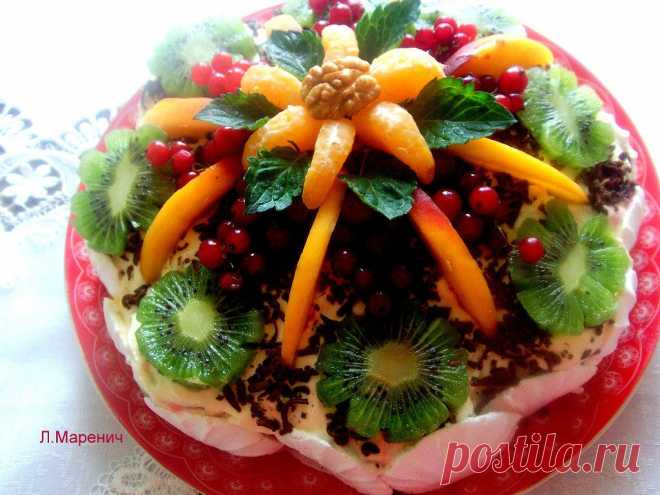 ЗЕФИРНО-ФРУКТОВЫЙ от Лаймы Вайкуле !!!  **Ванильный зефир 500г разделить на половинки, и еще каждую разрезать. Сливки 35% 0.5л (сметана) и сахар 25г, взбить до пиков. *На плоское блюдо слоями: зефир- дробленые грец/орехи- терт/киви с сахаром, зефир- сливки- орехи- черн/смородин/варенье, зефир- сливки- орехи- кружочки апельсин, зефир- сливки- орехи- клубника или киви, зефир- сливки- орехи. Верх посыпать терт/шоколадом,  украсить ягодами и фруктами. *В морозилку на 2часа, затем в холод. Волшебно!