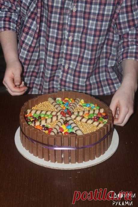 Торт "Быстрый и вкусный"

Ингредиенты:

-Коржи
-Сливки 45%
-Сахар
-Безе
-M&m's
-Skittles
-"Жемчужинки"
-Kit Kat
-Вафельные трубочки

Приготовление:

1. Взбить сливки с сахаром, по вкусу, кто как любит.
2. Выложить первый корж, промазать сливками, выложить безе, промазать сливками.
3. Выложить еще один корж, опять промазать сливками, можно выложить еще один слой безе, но лично я делала один.
4. Положить последний корж, намазать торт сверху и по бокам сливками.
5. Выложить п...