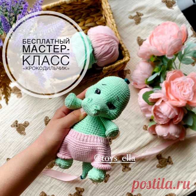 PDF Крокодильчик крючком. FREE crochet pattern; Аmigurumi toy patterns. Амигуруми схемы и описания на русском. Вязаные игрушки и поделки своими руками #amimore - крокодил в штанишках, крокодильчик из обычной пряжи.