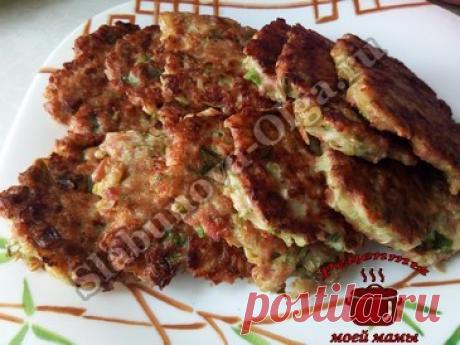 Быстрый завтрак. Оладьи из капусты с сосисками Дорогие читатели! С детства люблю оладьи из овощей,  их готовила моя мамочка. Отличный быстрый завтрак. Любимые оладьи из капусты с сосисками в нашей семье готовятся часто. Очень просто, очень быстро, очень вкусно и полезно!!! ИНГРЕДИЕНТЫ: 500 г белокочанной капусты 3-4 сосиски или вареная колбаса 3 яйца 4 ст. ложки муки 1 ст. ложка соевого соуса …