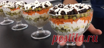Салат "Прага" по классическому рецепту — необыкновенная вкуснотища Когда-то давным давно в городе Прага появился на свет великолепный рецепт праздничного салата. Его формируют слоями и перемазывают майонезом. Блюдо
