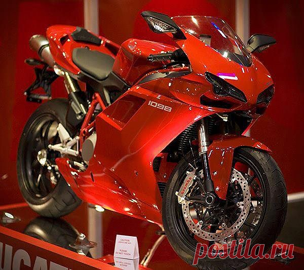 Самый мощный мотоцикл с двумя цилиндрами — Ducati 1098S. Объем силового агрегата указан в названии, а мощность мотоцикла 160 л.с. Байк разгоняется до скорости 271 км/час. В его конструкцию внесены некоторые технические решения, использованные на трековых машинах мирового чемпионата по мотогонкам.