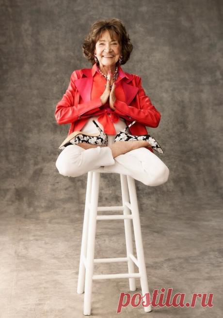 97- летняя йог Тао Порчон-Линч: Моему сердцу все еще двадцать.И я не собираюсь взрослеть!