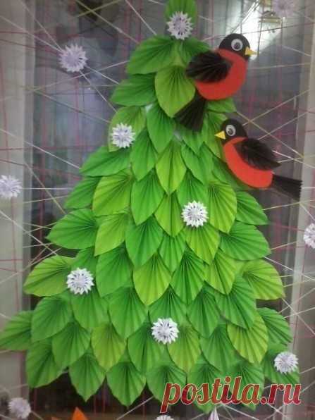 НОВОГОДНЕЕ ОФОРМЛЕНИЕ ИНТЕРЬЕРА. 
ТВОРИМ ВМЕСТЕ С ДЕТЬМИ.
Для ёлочки нам понадобятся треугольники из зелёной бумаги, можно 
добавить и несколько оттенков зелёного цвета. Треугольники складываем гармошкой, сгибаем пополам, склеиваем, получаем форму листа. Такие заготовки приклеиваем на основу начиная с нижнего яруса ели и до макушки. Ёлочка готова. 

Снегири. У снегирей гармошкой складываем крылья из треугольников, хвост - из прямоугольника. Снегири могут сидеть на ели или ...