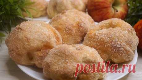 Нежная вкуснятина из яблока "Румяные щечки"! Гости будут в восторге! Нежные булочки-пирожные с яблоками «Румяные щечки» — они получаются необычайно вкусные, красивые, румяные, готовятся из доступных продуктов. Ингредиенты: Сливочное масло – 100 гр. Сметана – 100 гр. Мука – 200-250 гр. Разрыхлитель – 1 ч. л. Сахар – 50 гр. Соль – 1/3 ч. л. Яблоки – 6 шт. Рецепт смотрим на видео: