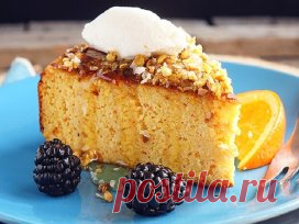 Апельсиновый пирог с мёдом 
Приготовление:>>> yummy.bookofrecipes.ru/apelsinovyj-pirog-s-myodom  
Десерт почти для худеющих — муки нет, сахара нет, много фруктового пюре и ореховой муки. Текстура у него очень нежная, мягкая, но вовсе не жидкая.