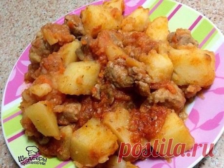 ТОП-5 ОЧЕНЬ ВКУСНЫХ МЯСНЫХ БЛЮД 

1. Курица по-купечески

ИНГРЕДИЕНТЫ:
 куриное филе — 400-500 грамм;
 картофель — 400-500 грамм;
 помидор — 1-2 шт.;
 шампиньоны — 150 грамм;
 сливочное масло;
 соль.

ПРИГОТОВЛЕНИЕ:
Способ приготовления абсолютно несложный. Для начала отвариваем куриное филе (ложим в подсоленную кипящую воду мясо и варим его до готовности, бульон не выливаем). Готовое мясо достаём вилочкой и откладываем на тарелочку остывать. Пока филе остывает, моем, чист...