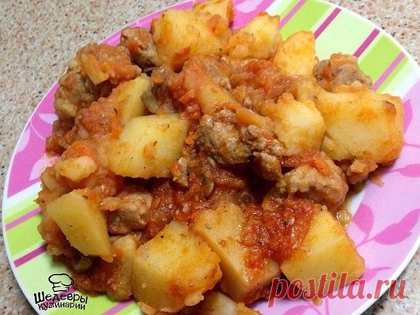 ТОП-5 ОЧЕНЬ ВКУСНЫХ МЯСНЫХ БЛЮД 

1. Курица по-купечески

ИНГРЕДИЕНТЫ:
 куриное филе — 400-500 грамм;
 картофель — 400-500 грамм;
 помидор — 1-2 шт.;
 шампиньоны — 150 грамм;
 сливочное масло;
 соль.

ПРИГОТОВЛЕНИЕ:
Способ приготовления абсолютно несложный. Для начала отвариваем куриное филе (ложим в подсоленную кипящую воду мясо и варим его до готовности, бульон не выливаем). Готовое мясо достаём вилочкой и откладываем на тарелочку остывать. Пока филе остывает, моем, чист...