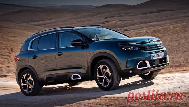 Паркетник Citroen C5 Aircross вышел на российский рынок Среднеразмерный переднеприводник Citroen C5 Aircross в базовой комплектации Live оснащён бензиновой турбочетвёркой 1.6 (150 л.с., 240 Н•м)