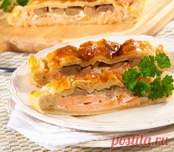 Пирог из слоеного теста с рыбой и грибами: рецепт