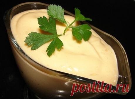 Домашний майонез - Просто!!! 
Теперь можно сделать свои любимые салаты еще вкуснее и полезнее.

ИНГРЕДИЕНТЫ: 
2 желтка 
1 ст. л. горчицы 
1 ст. л. лимонного сока 
1 стакан растительного масла 
свежемолотый перец соль 

Приготовление: 
В первую очередь отделяем желтки 
Затем добавляем неострую горчицу. 
Туда же выдавливаем столовую ложку лимонного сока, солим и перчим. 
Тщательно взбиваем массу, пока она не станет кремообразной. 
Теперь осталась самая сложная часть приготов...