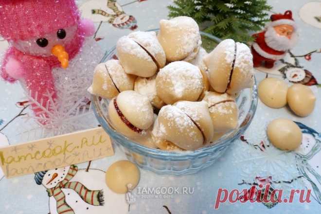 Безе-снежки с малиновым джемом