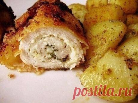 Рулеты из куриной грудки

Ингредиенты:

●1 двойная грудка цыплёнка
●2 плавленых сырка Хохланд с травами (каждый по 100 г)
●Соль
●Перец
●Зелень петрушки
Панировка:
●яйцо
●мука
●хлебные крошки

Приготовление:

Куриную грудку порезать на 8 частей и тонко отбить, придавая форму прямоугольника. Каждый кусок мяса смазать травяным сырком. Приправить солью (учитывая, что сыр тоже солёный), перцем, и, при желании, чесночным кубиком (порошком). Край смазанного мяса присыпать мелко п...