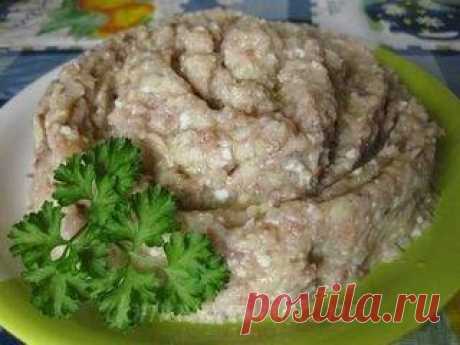 Форшмак из селедки (классические рецепты) Форшмак – блюдо европейской кухни. Однако, в настоящее время эту закуску можно встретить практически во всех уголках земного шара, где хоть немного жалуют европейские блюда. Форшмак готовят из мелко резаной селедки, которую смешивают с маслом, яйцами, луком и различными пряностями. В итоге получается масса, которая немного напоминает салат из селедки, паштет или рыбное масло. Размер кусочков рыбки в процессе готовки имеет важное значение.